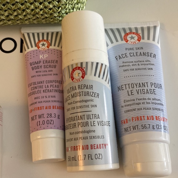 New Carolina Herrera Goodgirl tote + 6 clarins beauty & 3 Firstaid beauty & bag - Picture 8 of 10